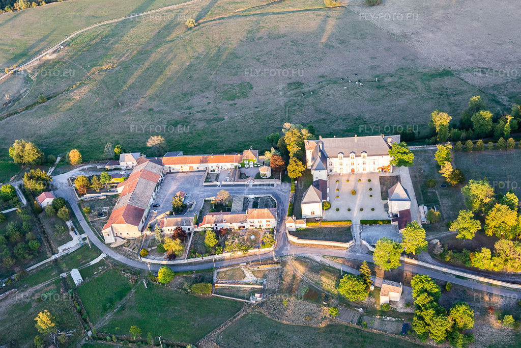 Vue aérienne: Château de Montbras avec Hostellerie de L'Isle en Bray à Montbras à Champougny dans le département Meuse, France. Photo: IMG_118370.jpg prise le 15/09/2019 par Werner Riehm/FLY-FOTO.euRésolution de l'original: 5472 x 3648 px