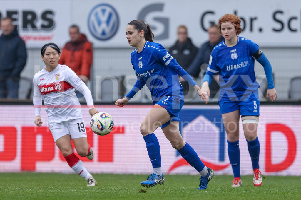 Fussball, 2. Frauen-Bundesliga, SV Meppen - VfB Stuttgart | Marie Bleil (SV Meppen, 7) am Ball, Einzelbild, Ganzkörper, Aktion, Action, Spielszene, DIE DFB-RICHTLINIEN UNTERSAGEN JEGLICHE NUTZUNG VON FOTOS ALS SEQUENZBILDER UND/ODER VIDEOÄHNLICHE FOTOSTRECKEN. DFB REGULATIONS PROHIBIT ANY USE OF PHOTOGRAPHS AS IMAGE SEQUENCES AND/OR QUASI-VIDEO.