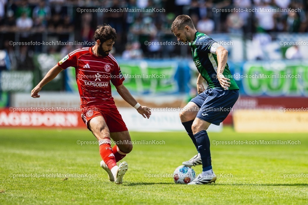 xkwix09082501021 | 09.08.2025, xkwix, Fußball, Regionalliga West, FC Gütersloh - Fortuna Düsseldorf 2, Ohlendorf Stadion im Heidewald: Deniz Bindemann (Fortuna Düsseldorf II #26)  im Zweikampf gegen Björn Rother ( FC Gütersloh #6 ) 