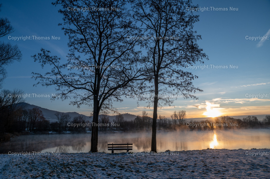 DSC_5198 | Sonnenaufgang am Niederwaldsee in Bensheim, Zwischen den Bäumen steigt Nebel vom Wasser auf ,während sich das erste Licht des Tages die Bergstraße erhellt, die Sonne spiegelt sich im See