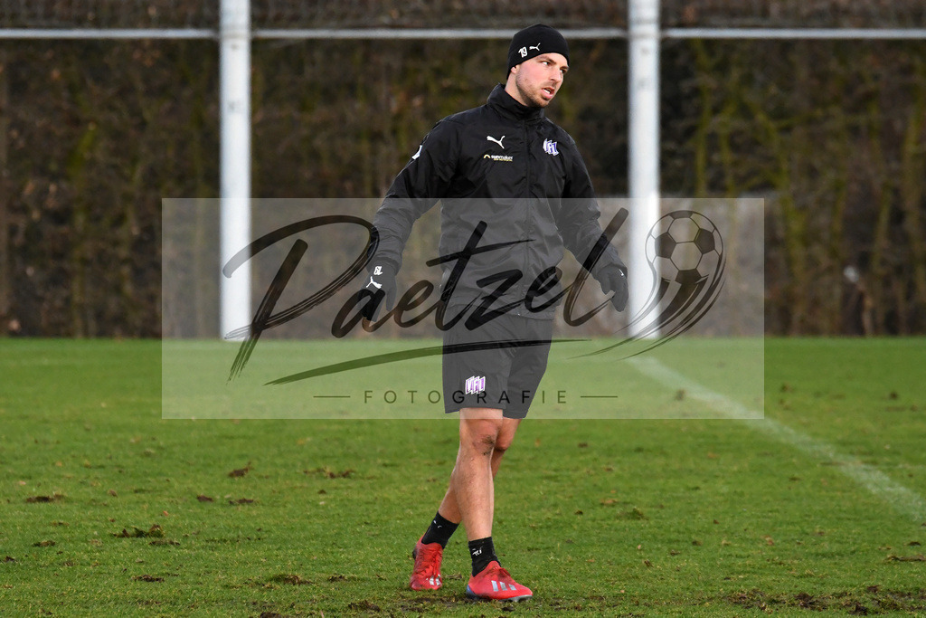 20200121_TRAOSN_0063 | Fußball, Herren: Kevin Wolze (VfL Osnabrück) schaut beim Training des VfL Osnabrück am 21.01.2020 im Sportpark Illoshöhe in Osnabrück, Deutschland.(Foto von Nico Paetzel) - Realisiert mit Pictrs.com