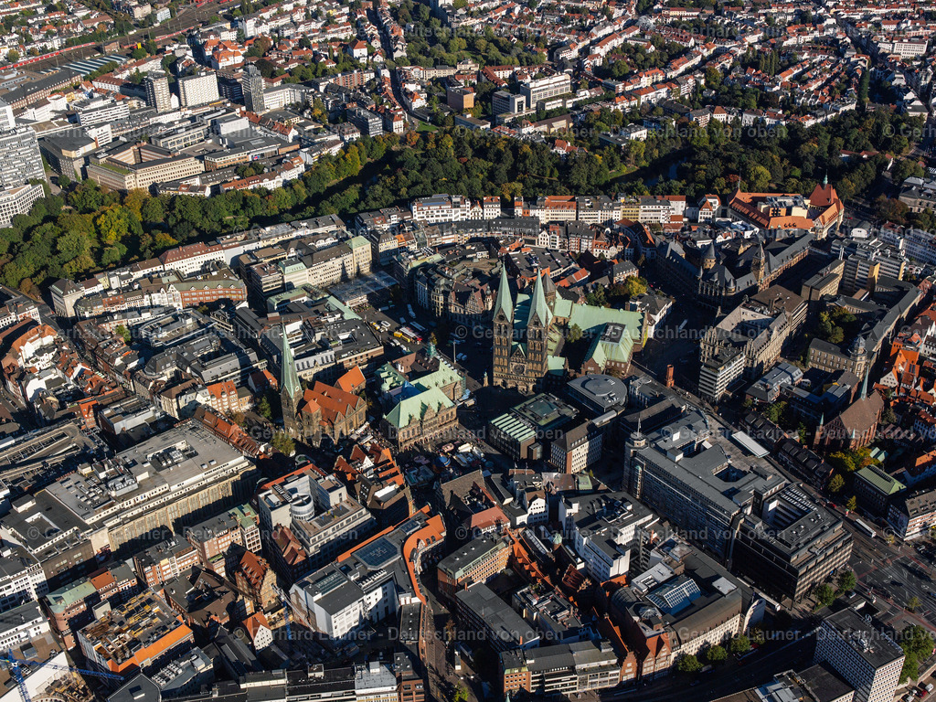 2581480 | BREMEN  Altstadtbereich- Insel und Innenstadtzentrum am Ufer des Flußverlaufes der Weser im Ortsteil Mitte in Bremen, Deutschland. Weiterführende Informationen bei: Stadt Bremen,  WFB Wirtschaftsförderung Bremen GmbH,  swb AG. // Old Town area and city center in the district Mitte in Bremen, Germany. Further information at: Stadt Bremen,  WFB Wirtschaftsfoerderung Bremen GmbH,  swb AG. Foto: Gerhard Launer