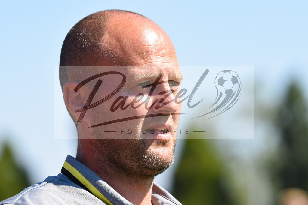 20180804_OSNSCP_0017 | Fußball, A-Junioren: Trainer Marko Tredup (VfL Osnabrück) schaut beim Testspiel zwischen VfL Osnabrück vs. SC Preußen Münster am 04.08.2018 im Sportpark Illoshöhe in Osnabrück, Deutschland.(Foto von Nico Paetzel) - Realisiert mit Pictrs.com