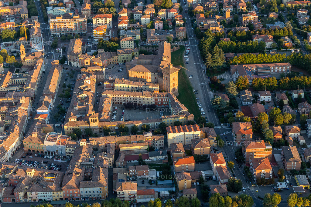 Aerial view: Rocca del Boiardo in Scandiano in the state Reggio Emilia, Italy.Photo: IMG_134752.jpg taken on 09/19/2022 by Werner Riehm/FLY-FOTO.comResolution of the original: 5455 x 3636 pxCastello del Piagnaro (MS)