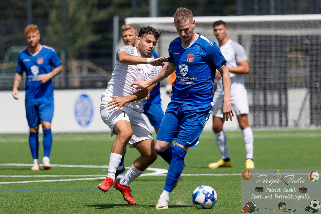 Testspiel: Spvgg. 03 Fechenheim - Türk Gücü Friedberg, 13.07.2024 | Giovanbattista Pedace (Spvgg. 03 Fechenheim #7) &amp; Patrick Schorr (Türk Gücü Friedberg #23), Spvgg. 03 Fechenheim - Türk Gücü Friedberg, Frankfurt am Main, Sportanlage Birsteiner Straße, 13.7.2024 - Realisiert mit Pictrs.com