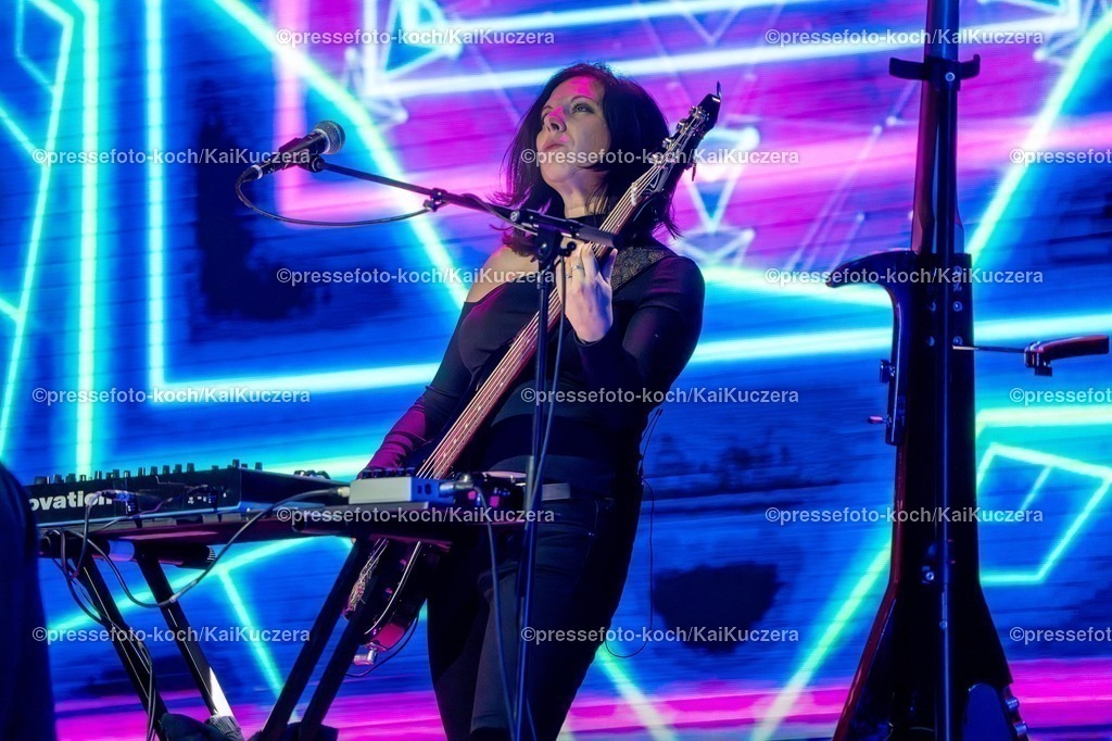 KKU06022501019 | 25.01.2025, xkkux, Düsseldorf, Die Band Alphaville performt bei ihrem Konzert Forever! LIVE Best of 40 Years in der Mitsubishi Electric HALLE. Im Bild Alexandra Merl