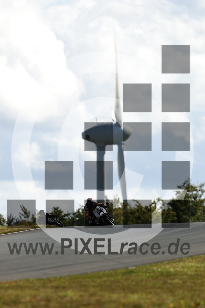 0807-20250915_01228 | Schöne Erinnerungen an spannende Momente - das festzuhalten ist unser Job. PIXELrace.de ist seit 2003 auf den Rennstrecken Europas unterwegs um die Action draußen beim Fahren und die wunderbare Stimmung imm Fahrerlager für euch einzufangen.