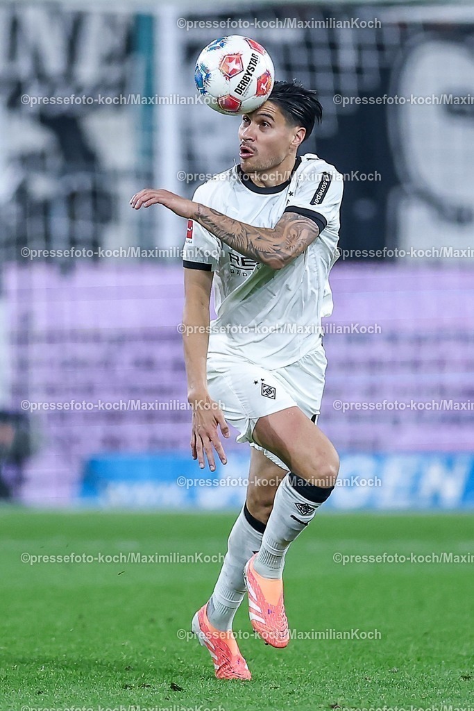BMG05102502178 | 05.10.2025, Fußball, Borussia Mönchengladbach - SC Freiburg, 1. Fußball Bundesliga, Borussia-Park, Saison 2025 2026: Kevin Diks&nbsp;(Borussia Mönchengladbach #04) DFB regulations prohibit any use of photographs as image sequences and or quasi-video.