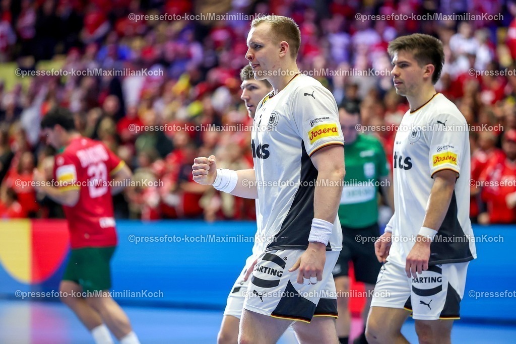 EHF22012601138 | 22.01.2026, Handball, Men's EHF EURO 2026, Deutschland - Portugal, Jyske Bank Boxen in Herning, Dänemark, Main Round: Abschlussjubel nach dem deutschen Sieg gegen Portugal.  Justus Fischer (Germany #54)  Tom Kiesler (Germany #30)  Renars Uscins (Germany #23)  jubelnd auf dem Spielfeld. 