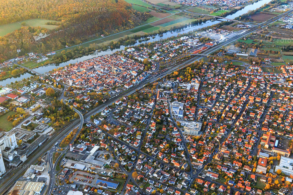 Luftbild: Ortsansicht aus Südosten am Mainufer in Karlstadt am Main im Bundesland Bayern in Deutschland. Foto: IMG_112420.jpg vom 02.11.2018 durch Werner Riehm/FLY-FOTO.de