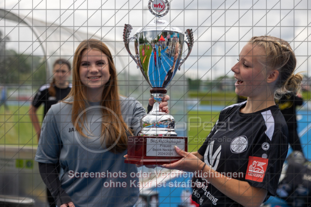 20250529_151652_1992 | #,  SGM Wendlingen-Ötlingen II (blau) vs. 1.FC Donzdorf II (schwarz), Fussball, Frauen-Bezirkspokal Finale Saison 2024/2025, Rasenplatz VfL Stadion Kirchheim, Jesinger Straße 105, 73230 Kirchheim, 29.05.2025 - 13:00 Uhr,Foto: PhotoPeet-Sportfotografie/Peter Harich