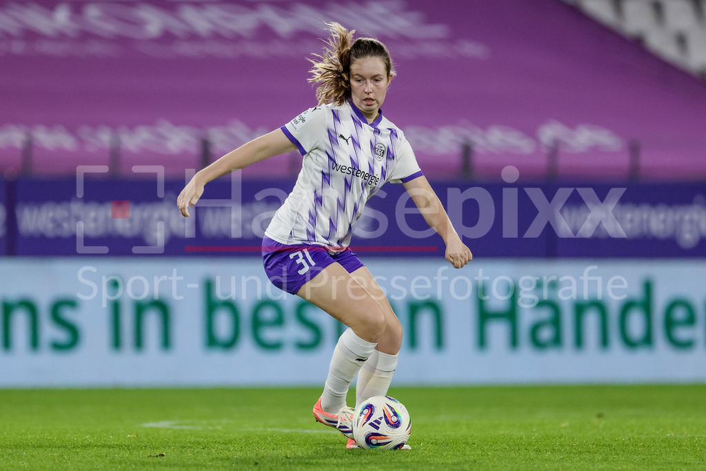 Fussball, Google Pixel Frauen-Bundesliga, SGS Essen - SV Werder Bremen | Jana Feldkamp (SGS Essen, 31) am Ball, Freisteller, Einzelbild, Ganzkörper, Aktion, Action, Spielszene, DIE DFB-RICHTLINIEN UNTERSAGEN JEGLICHE NUTZUNG VON FOTOS ALS SEQUENZBILDER UND/ODER VIDEOÄHNLICHE FOTOSTRECKEN. DFB REGULATIONS PROHIBIT ANY USE OF PHOTOGRAPHS AS IMAGE SEQUENCES AND/OR QUASI-VIDEO.