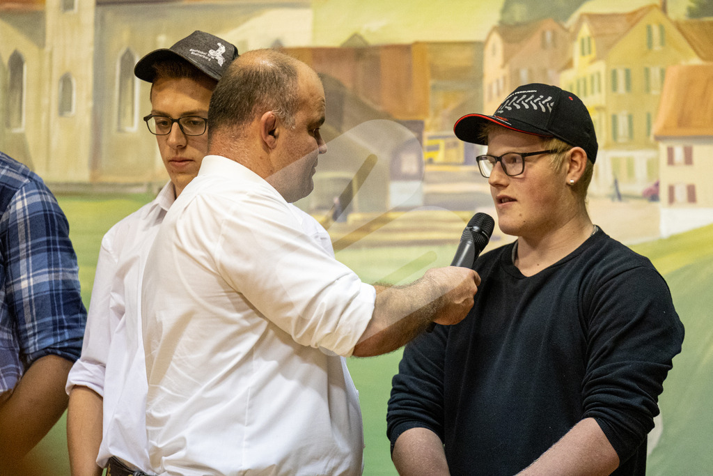 SKE100J_4945 | Die Schwinger des Schwyzer Kantonalen Schwingerverbandes: Fotos, die Dynamik und Leidenschaft festhalten, sowie emotionale Momente aus dem traditionellen Schwingsport zeigen. - Realisiert mit Pictrs.com