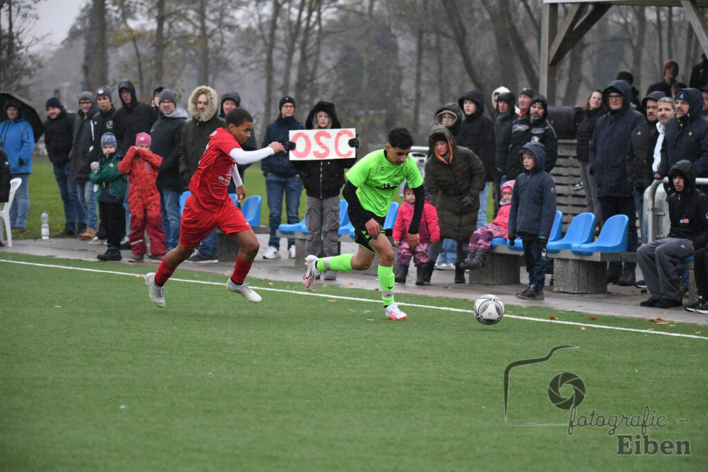JFV Edewecht-Osnabrücker SC | C-Jugend Landesliga; JFV Edewecht (grün)-Osnabrücker SV (rot) am 18.11.2023; in Edewecht (Sportanlage Göhlenweg), Photo: Philip Eiben 2023 - Realisiert mit Pictrs.com