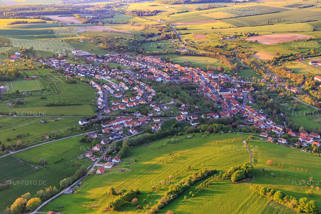 Luftbild: Ortsübersicht aus Süden in Oermingen im Bundesland Bas-Rhin in Frankreich. Foto: IMG_145886.jpg vom 30.04.2025 durch Werner Riehm/FLY-FOTO.de