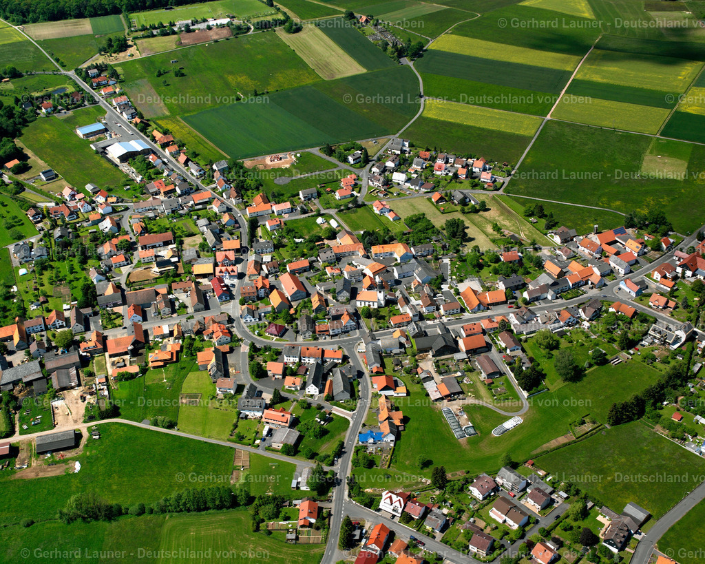 2615818 | WALLENROD 09.06.2006 Ortsansicht am Rande von landwirtschaftlichen Feldern und Nutzflächen  in Wallenrod im Bundesland Hessen, Deutschland // Village view on the edge of agricultural fields and land  in Wallenrod in the state Hesse, Germany Foto: Gerhard Launer