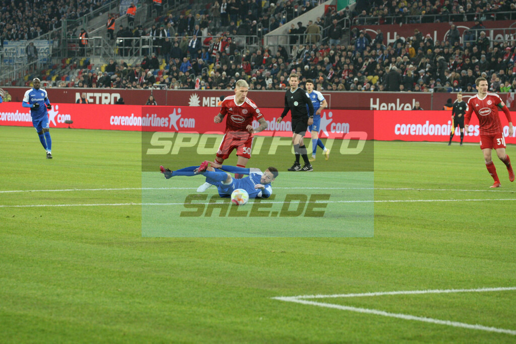 Fortuna Düsseldorf - 1. FC Magdeburg | Luc Castaignos am Boden und dahinter Jordy de Wijs - © Sportfoto-Sale (MK) - Realisiert mit Pictrs.com