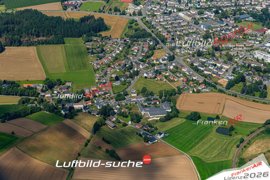 Das Luftbild der Stadt Helmbrechts wurde 2021 vom Flugzeug heraus erstellt (keine Drohne) Aufnahmehöhe ca.450 Meter- hohe Bildauflösung und Druck-Qualität garantiert!