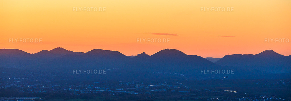 Luftbild: Haardtrand des Pfälzerwalds mit Silouette des Trifels im Abendlicht im Ortsteil Bindersbach in Annweiler im Bundesland Rheinland-Pfalz in Deutschland. Foto: IMG_151435.jpg vom 18.11.2025 durch Werner Riehm/FLY-FOTO.de
