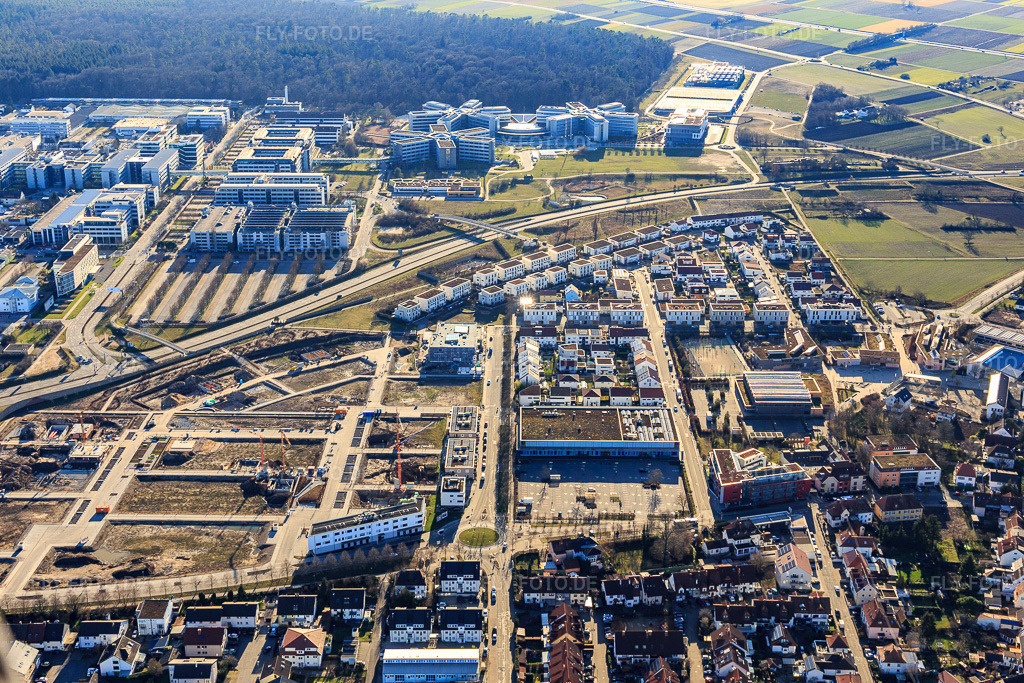 Luftbild: SAP hinter der Wohnsiedlung am Hochholzergraben in Walldorf im Bundesland Baden-Württemberg in Deutschland. Foto: IMG_125564.jpg vom 21.02.2021 durch Werner Riehm/FLY-FOTO.de