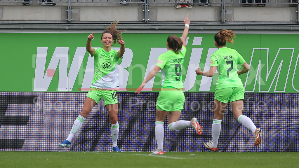 Fussball, Google Pixel Frauen-Bundesliga, VfL Wolfsburg - MSV Duisburg | v.li.: Torschützin Fenna Kalma (VfL Wolfsburg, 19), Ewa Pajor (VfL Wolfsburg, 9) und Chantal Hagel (VfL Wolfsburg, 7) mit Torjubel, Jubel, jubeln, jubelt, optimistisch, Spielszene, Highlight, Freude über das Tor zum 1:0, DIE DFB-RICHTLINIEN UNTERSAGEN JEGLICHE NUTZUNG VON FOTOS ALS SEQUENZBILDER UND/ODER VIDEOÄHNLICHE FOTOSTRECKEN. DFB REGULATIONS PROHIBIT ANY USE OF PHOTOGRAPHS AS IMAGE SEQUENCES AND/OR QUASI-VIDEO.