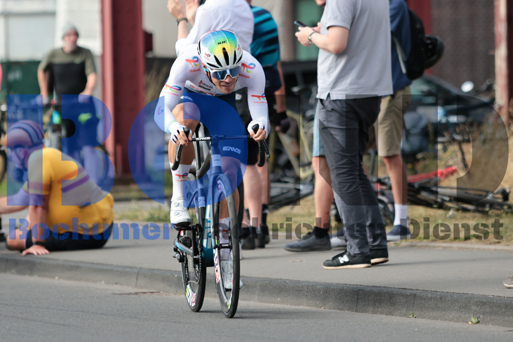 SES_DEUTOU20250820-134 | bond - Realisiert mit Pictrs.com