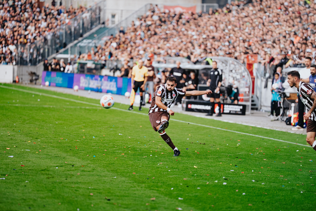 _STP4981 | Der offizielle Shop für FC St. Pauli Fotos. Wähle aus Spielszenen & Fanmomenten dein FCSP Wunschformat. Wir liefern Millerntor-Atmosphäre.