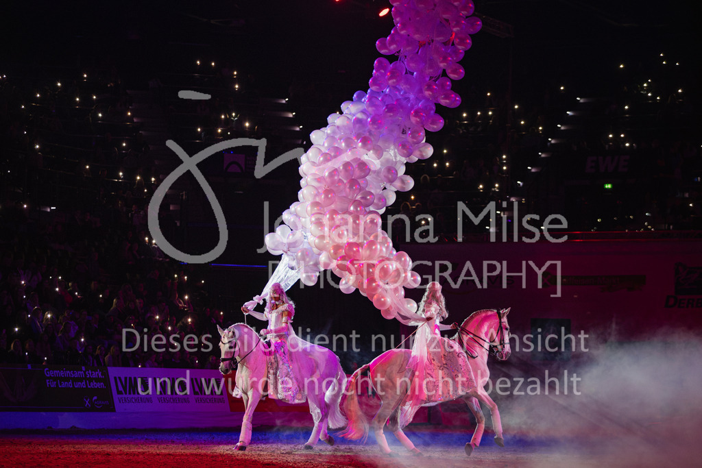 241102_Oldenburg_Show-358 | Deine schönsten Turniermomente als professionelle Fotos! Entdecke hochwertige Pferdesport-Fotografie im Online-Shop. Jetzt Fotos finden & bestellen!