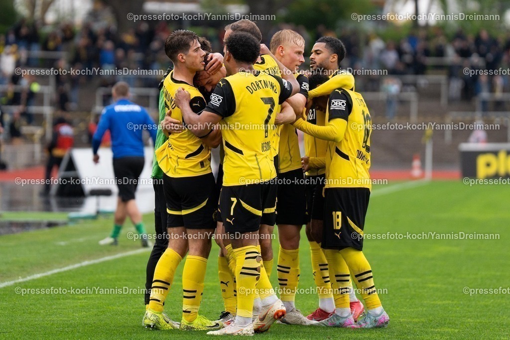 xydr13042501028 | 13.04.2025, xydrx, Fußball, Borussia Dortmund II - FC Energie Cottbus, 3.Liga, Stadion Rote Erde, Saison 2024 2025: Dortmund spieler freuen sich, jubelnd, über das 2:0 für Dortmund  DFB regulations prohibit any use of photographs as image sequences and or quasi-video.