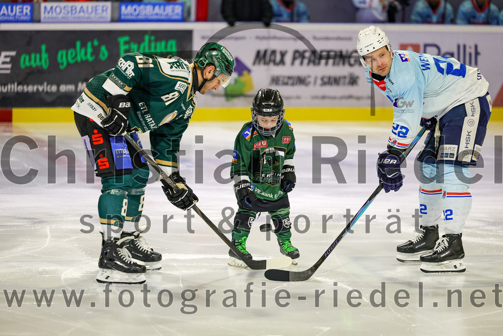 2025-12-23_031_TSV_Erding_gegen_Heilbronner_Falken | Erding, Deutschland, 23.12.2025:Eishockey, Oberliga Süd 2025 / 2026, 29. Spieltag, TSV Erding gegen Heilbronner Falken, Endergebnis: 5:4Maximilian Forster (Erding Gladiators, #81), Thore Weyrauch (Heilbronner Falken, #22)Foto: Christian Riedel / fotografie-riedel.net