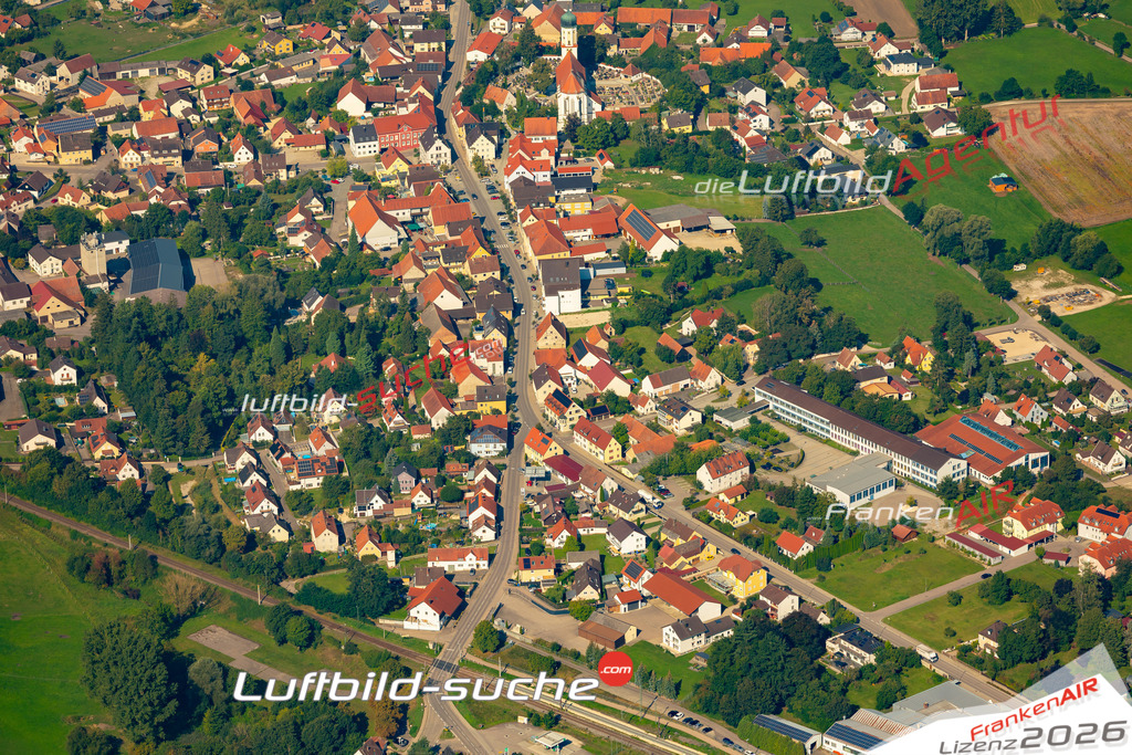 Das Luftbild zeigt :  Burgheim - Die Luftaufnahme wurde 2024 vom UL-Flugzeug aus erstellt ( keine Drohne ) - Hochauflösende Luftaufnahme - Für grossformatige Ausdrucke geeignet. Die Geschenkidee !Mit Lizenz und Bildrechte bestellbar