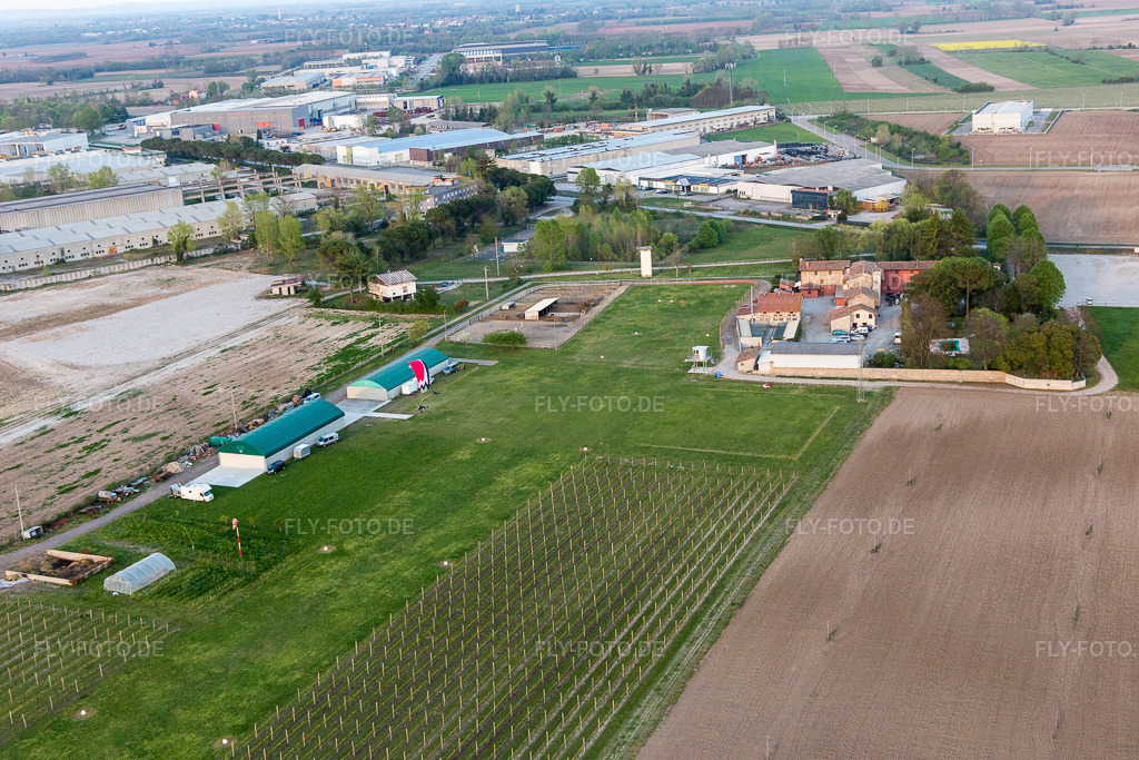 Luftbild: Start- und Landebahn mit Rollfeldgelände des Flugplatz der Pista Aerei Leggeri in Codroipo im Bundesland Udine in Italien. Foto: IMG_098800.jpg vom 07.04.2017 durch Werner Riehm/FLY-FOTO.de