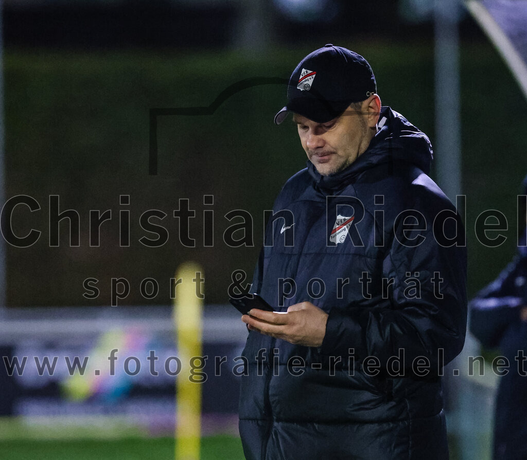 2024-03-28_039_FC_Schwaig_gegen_VfB_Forstinning | Oberding, Deutschland, 28.03.2024:
Fußball, Landesliga Südost 2023 / 2024, 27. Spieltag, FC Schwaig gegen VfB Forstinning, Endergebnis: 2:1

Trainer Florian Hahn (VfB Forstinning)

Foto: Christian Riedel / fotografie-riedel.net