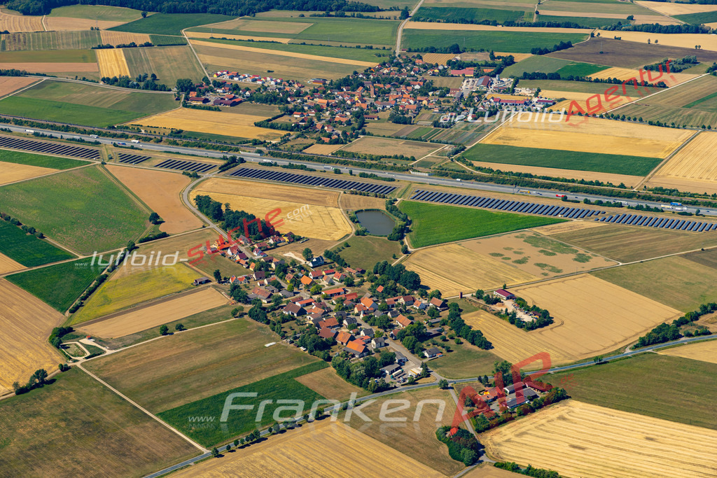 Aktuelles Luftbild von Lay Hilpoltstein - Die Luftaufnahme wurde 2022 mittels UL-Flugzeug erstellt ( keine Drohne ) - hochauflösende Kamera-Systeme von  Canon -Beste Qualität - Für grossformatige Ausdrucke geeignet. Die Geschenkidee !