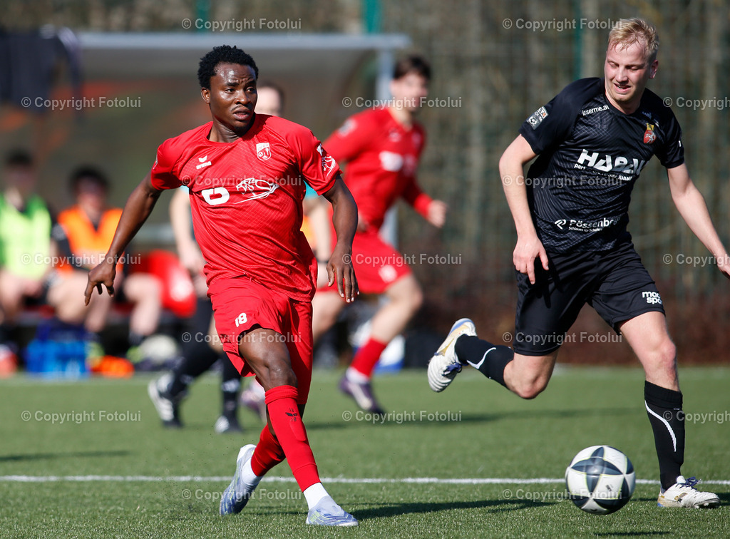 A_LUI_07032026_10 | SPORT,FUSSBALL, LT1 OOE LIGA ASKOE OEDT-UNION PERG 07.03.2026 IM BILD: ADAMSON SHARAFA  (OEDT1B) UND SIMON PETER STOEBITZER (PERG) BILD: FOTOLUI 