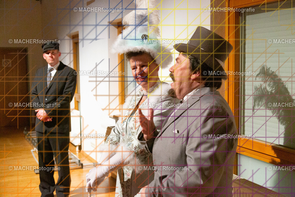 246_MFL-2025 | Portraitbilder von Regisseur; Darsteller; Techniker; Maske; Kostüme; Chor; Musiker; Bilderserie der Generalprobe und der Premierenvorstellung, Szenenbilder; Ausdrucksstudien; Bühnenüberblick; Bühnenkulissen; Pressefotos inkl. Redaktionsfoto Darstellergruppe.