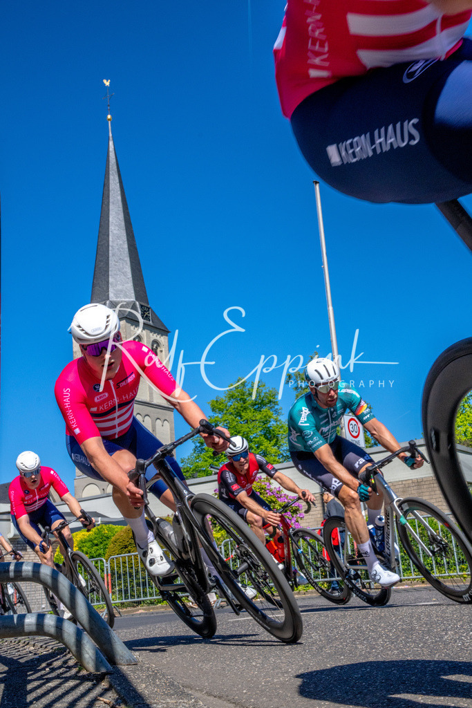 Spurt in den Mai 2026 - Großer Preis der Sparkasse Neuss | Annual one-day road cycling race "Großer Preis der Sparkasse Neuss" held in Büttgen, Germany, organized by VfR Büttgen 1912 e.V. The event features multiple races across all age categories from U11 youth to Elite men. - Realisiert mit Pictrs.com