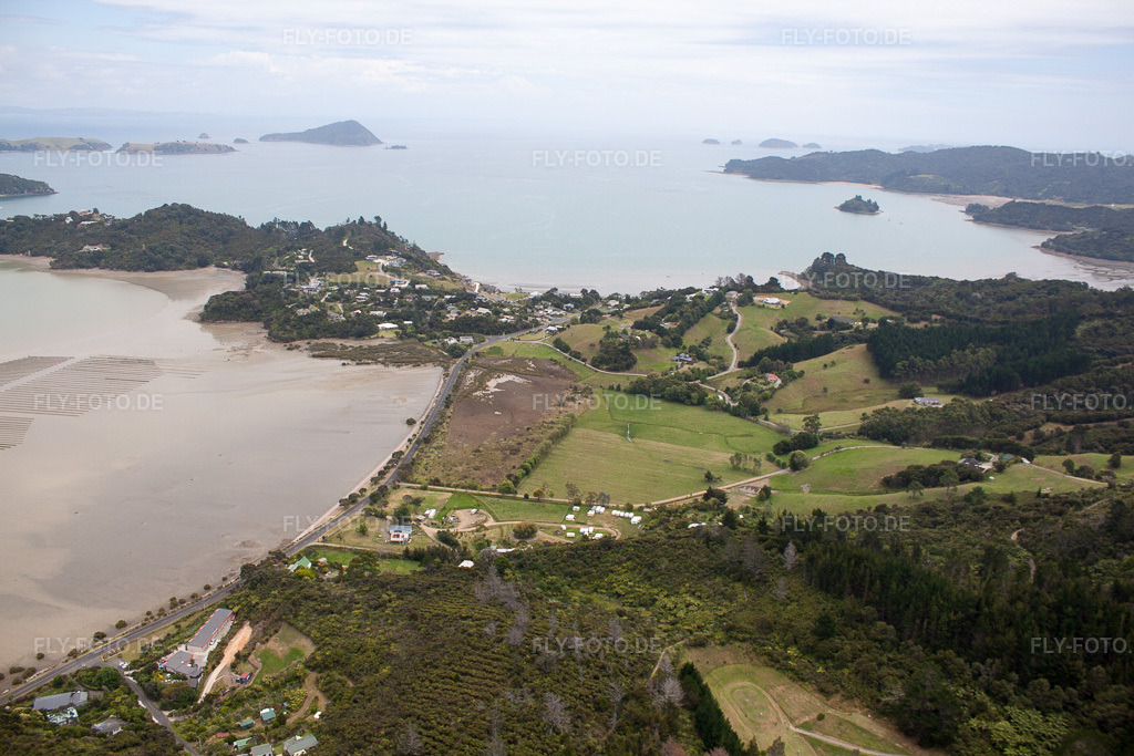 Luftbild: Ortsansicht in Coromandel im Bundesland Waikato in Neuseeland. Foto: IMG_55493.jpg vom 12.01.2013 durch Werner Riehm/FLY-FOTO.de