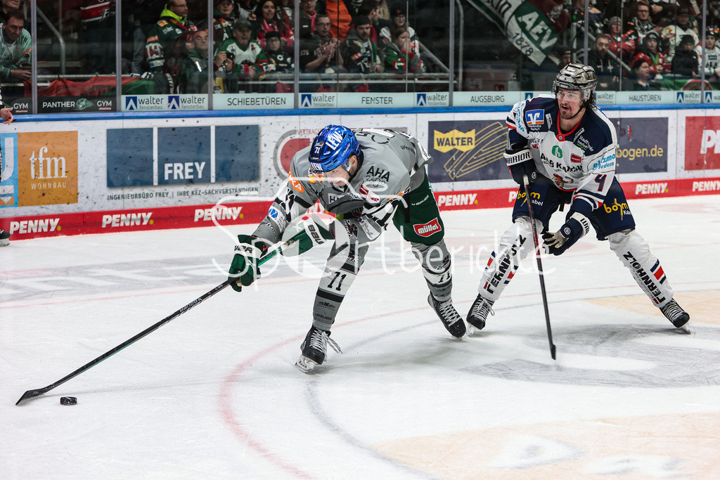 Augsburger Panther - Iserlohn Roosters | Marcel BARINKA (AEV #71) im Duell mit Christopher BIGRAS (ISR #4)