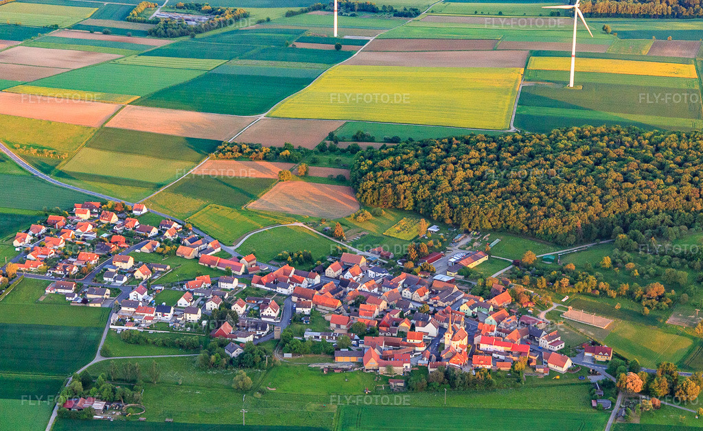 Luftbild: Dorf - Ansicht aus Norden im Ortsteil Kaisten in Wasserlosen im Bundesland Bayern in Deutschland. Foto: IMG_099940.jpg vom 25.05.2017 durch Werner Riehm/FLY-FOTO.de