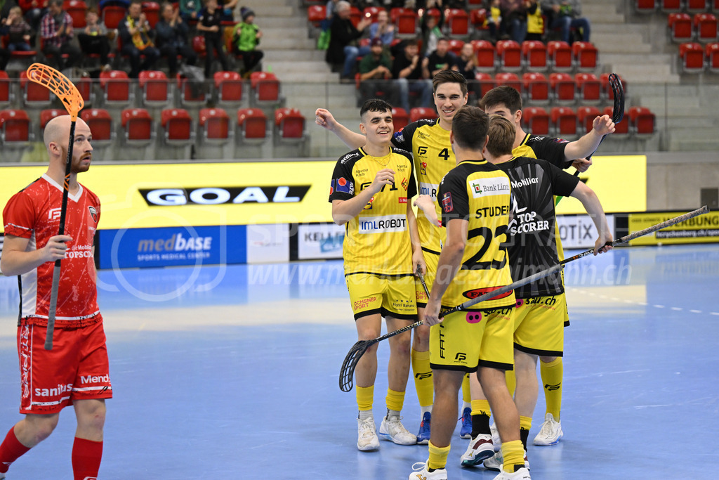 HC Rychenberg vs Floorball Köniz - 18. Dezember 2022 | HC Rychenberg vs Floorball Köniz
AXA Arena, Winterthur
Levin Conrad (#7 HC Rychenberg) erzielt das 1:0 und freut sich mit Marco Eyer (#71 HC Rychenberg), Nils Conrad (#4 HC Rychenberg), Noah Püntener (#19 HC Rychenberg) und Tobias Studer (#23 HC Rychenberg).
Bild: Sportfotografie Markus Aeschimann | www.markus-aeschimann.ch - Realisiert mit Pictrs.com