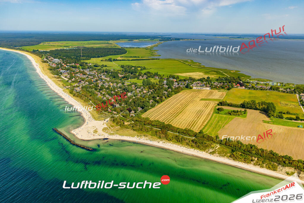 Luftbild der Stadt Ahrenshoop - Die Luftaufnahme wurde 2025 vom UL-Flugzeug heraus erstellt ( keine Drohne ) - Hochauflösende Luftaufnahme - für professionelle Ausdrucke geeignet. Die Geschenkidee !Hier alle&nbsp;Infos zur Lizenzierung der LuftaufnahmeWir fliegen auch dieses Jahr wieder in Ihre Region um Luftbilder zu erstellen.- Luftbild anfragen
