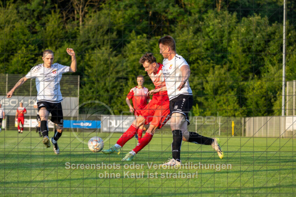 20250616_202905_0843 | #,  TV Eybach (weiß) vs. 1.FC Donzdorf II (rot), Fussball, Entscheidungsspiel 3 in Kreisliga A3 - Bezirk Neckar/Fils, Saison 2024/2025, Rasensportplatz, Staufenecker Str. 41, 73084 Salach, 16.06.2025 - 18:30 Uhr,Foto: PhotoPeet-Sportfotografie/Peter Harich