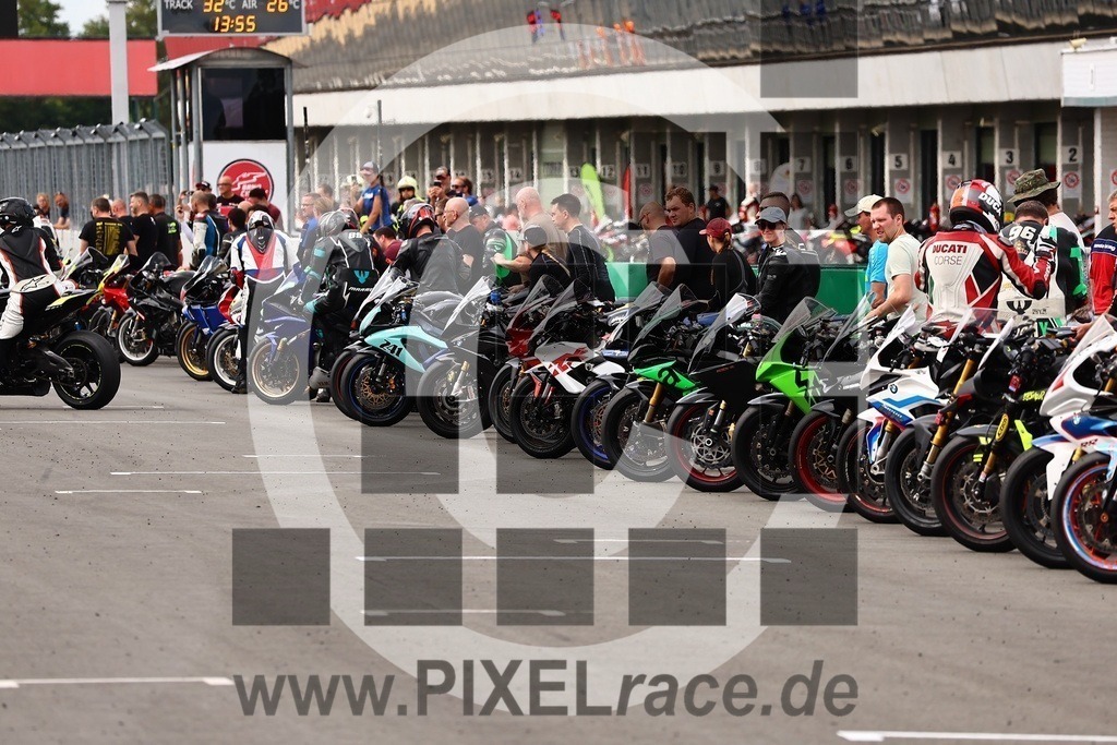 social-20250830_07281 | Schöne Erinnerungen an spannende Momente - das festzuhalten ist unser Job. PIXELrace.de ist seit 2003 auf den Rennstrecken Europas unterwegs um die Action draußen beim Fahren und die wunderbare Stimmung imm Fahrerlager für euch einzufangen.