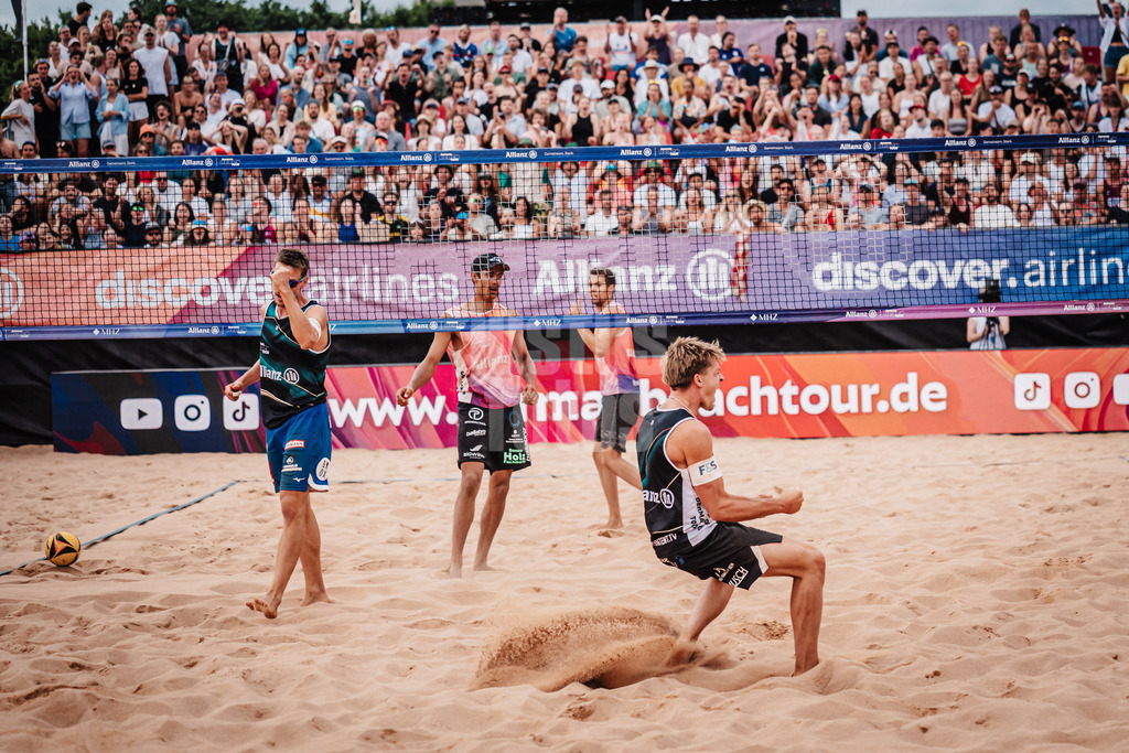 Beachvolleyball | Männer | Allianz German Beach Tour 2025 | Tourstop München | 06.07.2025 | v.l. David Poniewaz und Luis Kubo jubeln