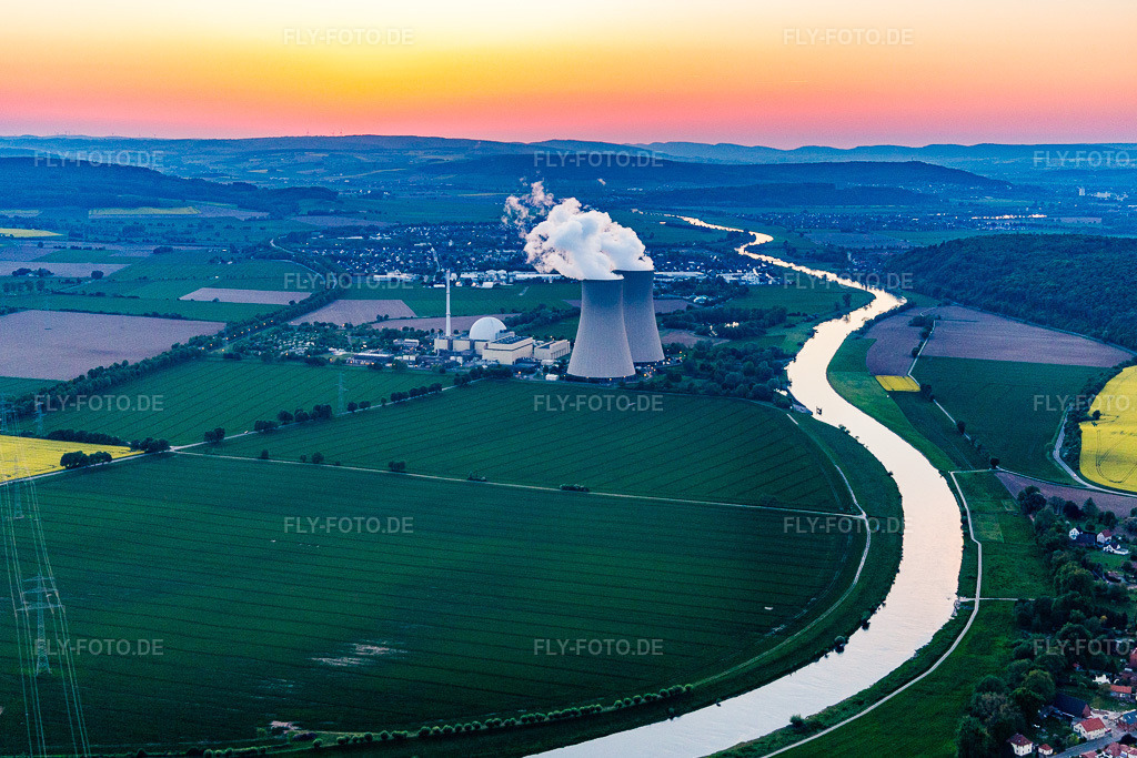 Luftbild: KKW Grohnde bei Sonnenuntergang im Ortsteil Grohnde in Emmerthal im Bundesland Niedersachsen in Deutschland. Foto: IMG_107083.jpg vom 04.05.2018 durch Werner Riehm/FLY-FOTO.de