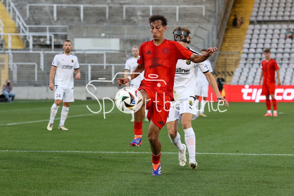 FC Bayern Amateure - DjK Vilzing | am Ball Mudaser SADAT (FC Bayern München II #7) im Duell mit Josef GOTTMEIER (DJK Vilzing #14) / Zweikampf / Regionalliga Bayern: FC Bayern München II - DjK Vilzing, Grünwalder Stadion am 30.08.2024