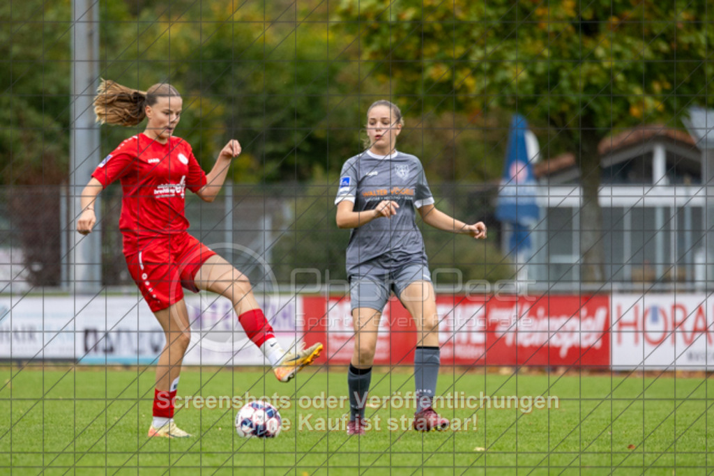 20251004_150353_0572 | #,1.FC Donzdorf (rot) vs. FC Freiburg-St. Georgen (grau), Fussball, EnBW-Oberliga B -Juniorinnen, 04. Spieltag, Saison 2025/2026, Rasenplatz, Lautertal Stadion, Süßener Straße 16, 73072 Donzdorf, 04.10.2025 - 14:00 Uhr,Foto: PhotoPeet-Sportfotografie/Peter Harich