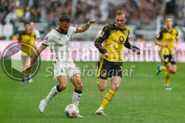 03.05.2026, GER, Fussball, Herren, 1. BL, Saison 2025/2026, Borussia Mönchengladbach - Borussia Dortmund | Franck Honorat (Borussia Mönchengladbach) und Maximilian Beier (BVB) im Kampf um den Ball 