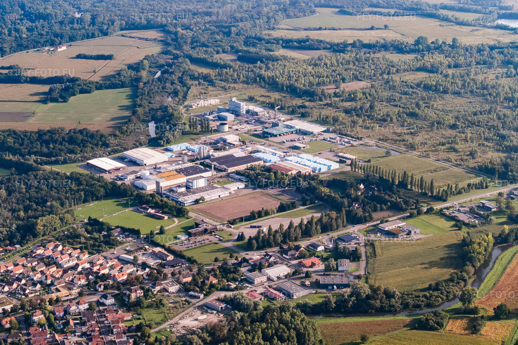 Vue aérienne: Vue de la ville depuis le nord, montrant la zone industrielle du Mülrhein avec Ravaga Building Solutions, CORTEVA et Transcendia. à Drusenheim dans le département Bas Rhin, France – .Photo: P1000948.jpg prise le 15/09/2014 par Werner Riehm/FLY-FOTO.eu – Résolution de l'original: 5297 x 3531 px – RAVAGOBUILDINGSOLUTIONS.COM – Corteva Agriscience™ | Global – Drusenheim, France | Transcendia